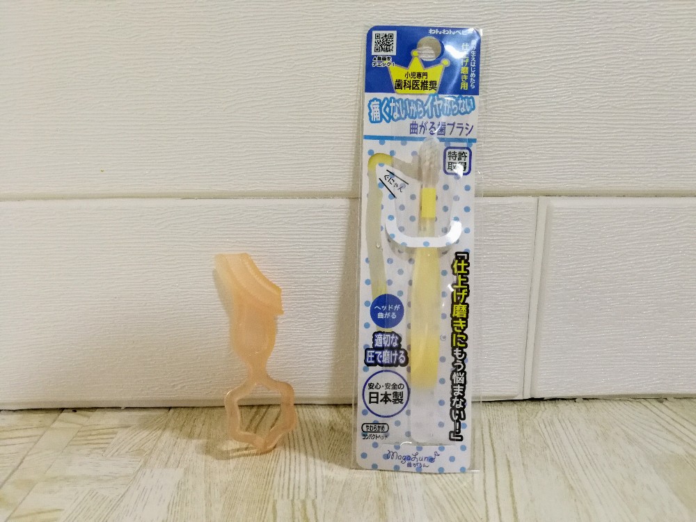 写真：わんわんベビー曲がるん歯ブラシ 仕上げ磨き用（右）、エジソンのカミカミ歯ブラシDX（左）